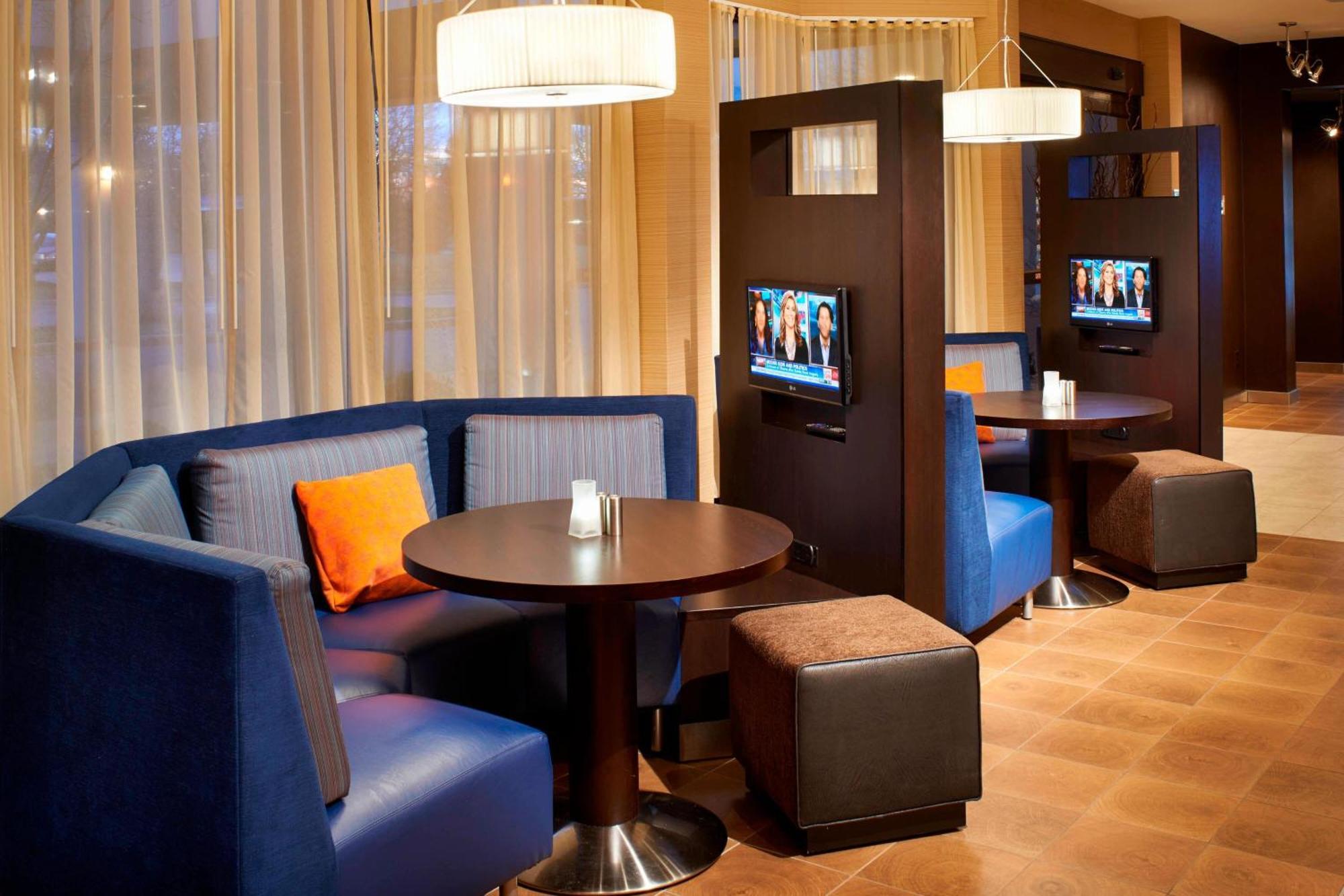 Courtyard Toledo Airport Holland Hotel Exterior photo