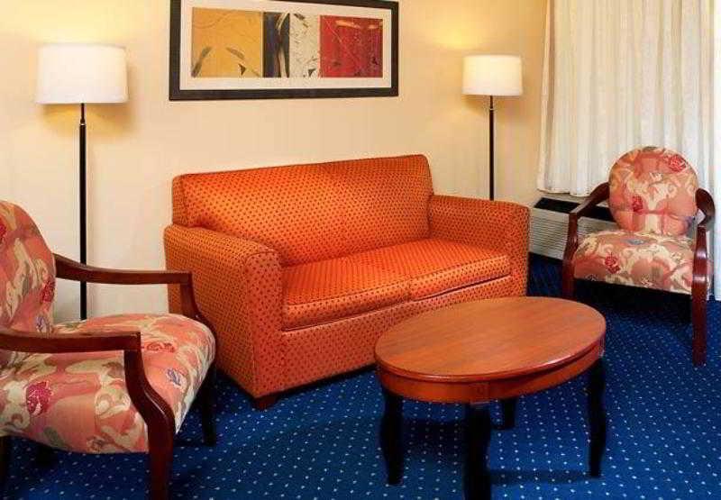 Courtyard Toledo Airport Holland Hotel Room photo